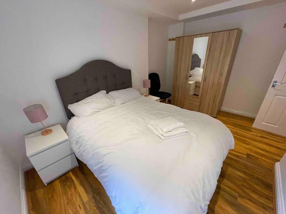 Comfortable 1 Bedroom And Double Sofa Bed Flat Лондон Екстер'єр фото